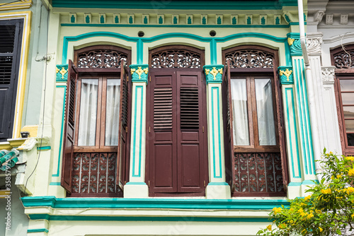 Canvas Print Colourful Shophouse Shutters in Singapore Chinatown