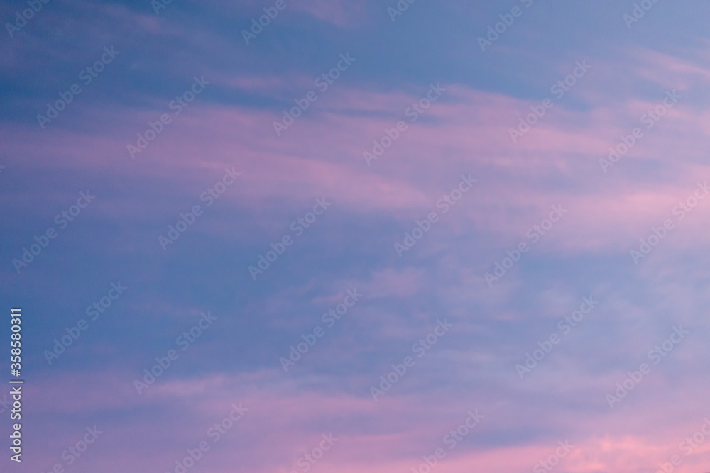 夕焼けの赤く染まった雲 青空背景画像