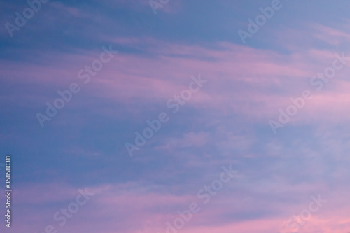 夕焼けの赤く染まった雲 青空背景画像 © monstrose