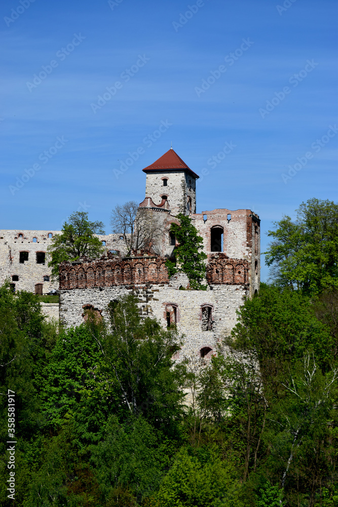 Stary zamek z wieżą