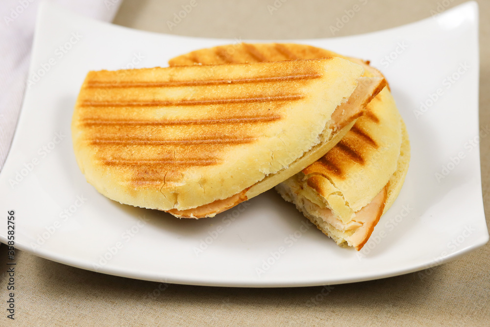 sandwich club dans une assiette sandwich club dans une assiette