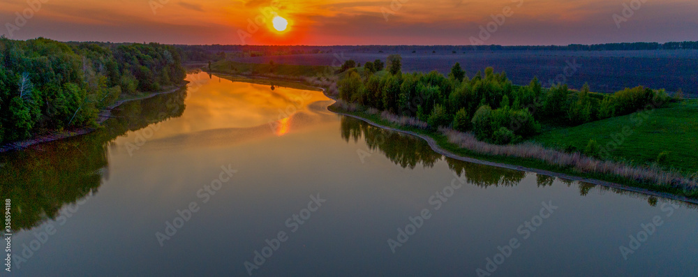 Naklejka premium Sunset over the lake with nature..