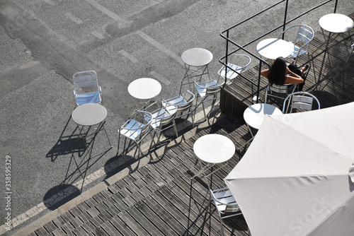 Tables et chaises en terrasse
