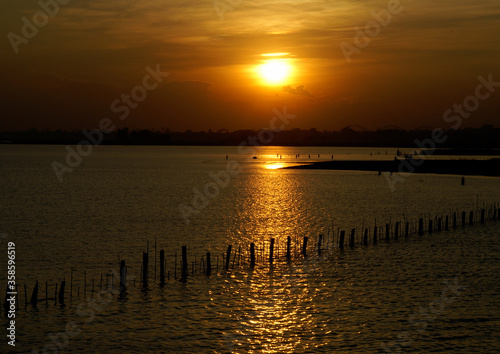 Myanmar Amarapura lago Taungthaman photo