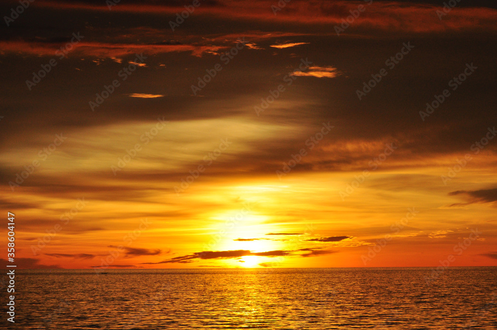 Obraz premium Golden sunset in the horizon of ocean