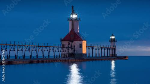 Fotografia St. Joseph Pier Lighthouse at sunset in Michigan