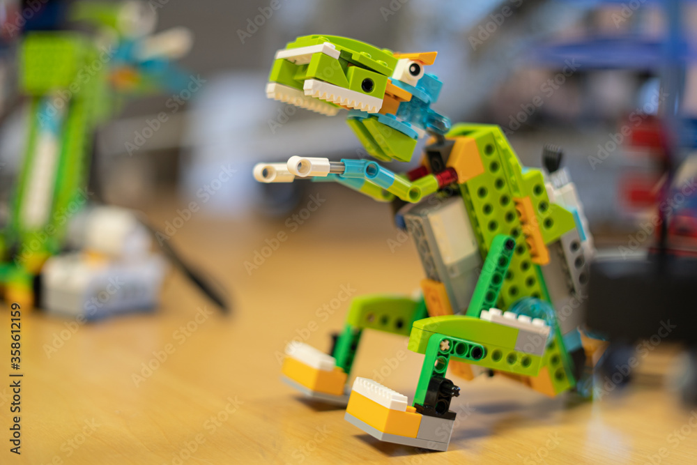 Obraz premium Dinosaurio robot creado por niños para una exhibición de robótica