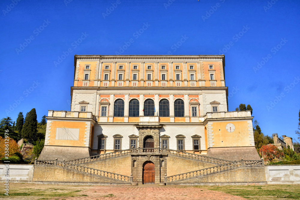 La maestosa Villa Farnese, dimora fortificata costruita per la famiglia Farnese nell'antico borgo di Caprarola, uno dei Borghi più belli d'Italia, situato in provincia di Viterbo.