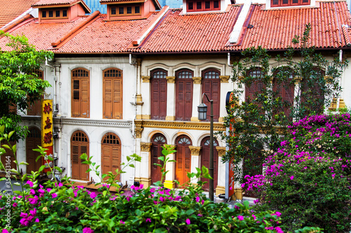 Canvas Print SINGAPORE - NOVEMBER 14: Singapore heritage buildings in Chinatown against the n