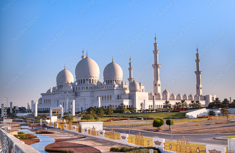 Obraz premium Sheikh Zayed mosque from back in the morning with canon camera 77D 