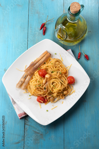 Deliziosi spaghetti ai cannolicchi, tradizionale cucina Italiana di mare photo