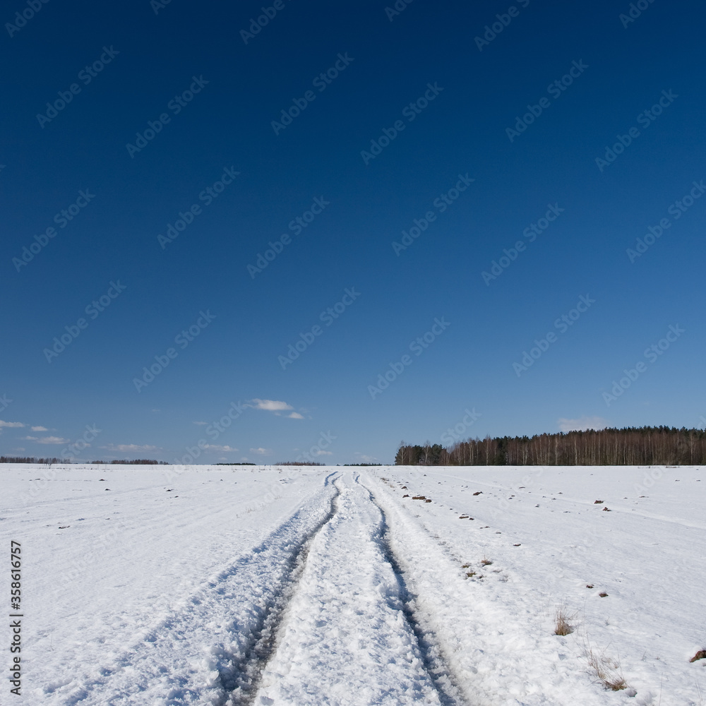 Obraz premium Snow-covered dirt road.