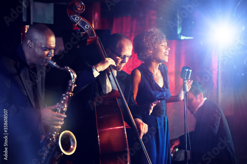 Canvas Print Jazz Band playing on Stage