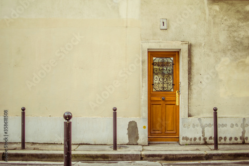Bild auf Leinwand Porte au n°1 d'une rue parisienne sur un mur délabré.