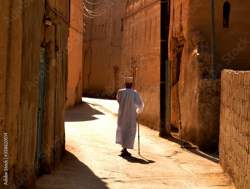 Bild auf Leinwand Old Man in Nizwa, Oman