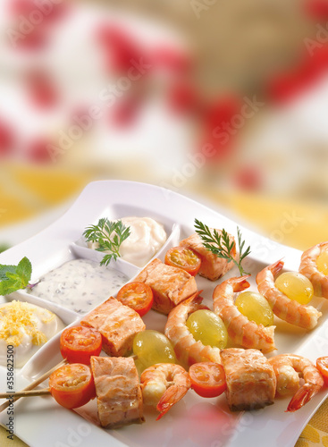 Pinchos de salmón, gambas , uvas y tomates cherries . Skewers of salmon, prawns, grapes and cherry tomatoes. photo