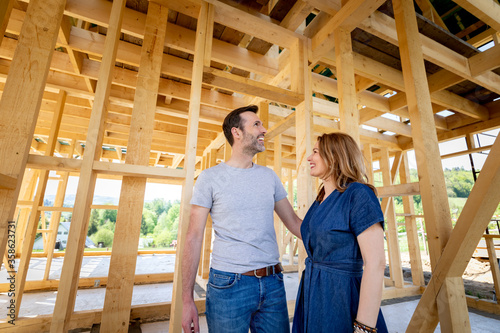 Quadro em tela Couple make their dreams of building their own home come true visiting house und