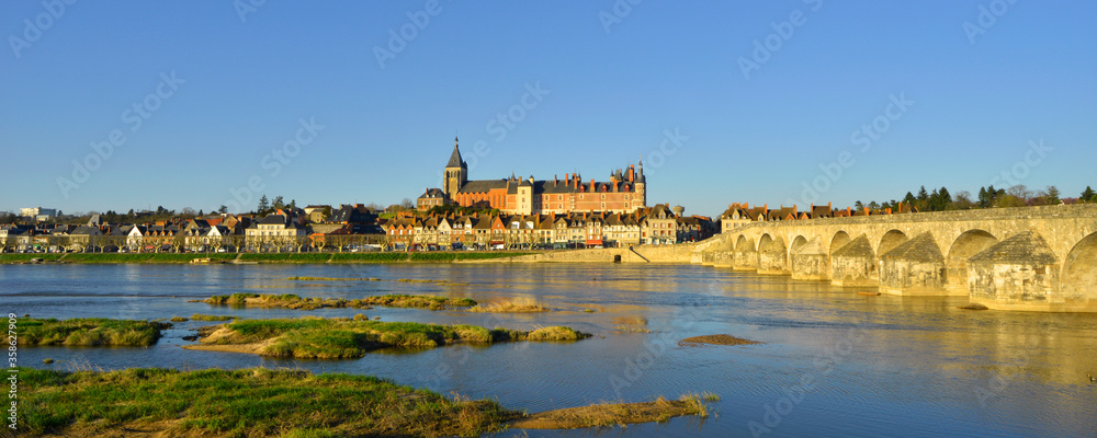 Panoramique Gien (45500) au bord de la Loire, Loiret en Centre-Val de Loire, France