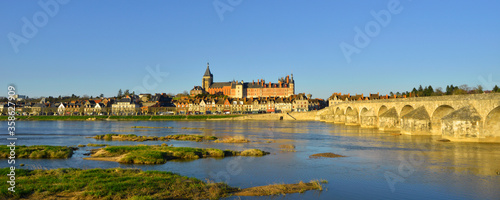 Panoramique Gien (45500) au bord de la Loire, Loiret en Centre-Val de Loire, France