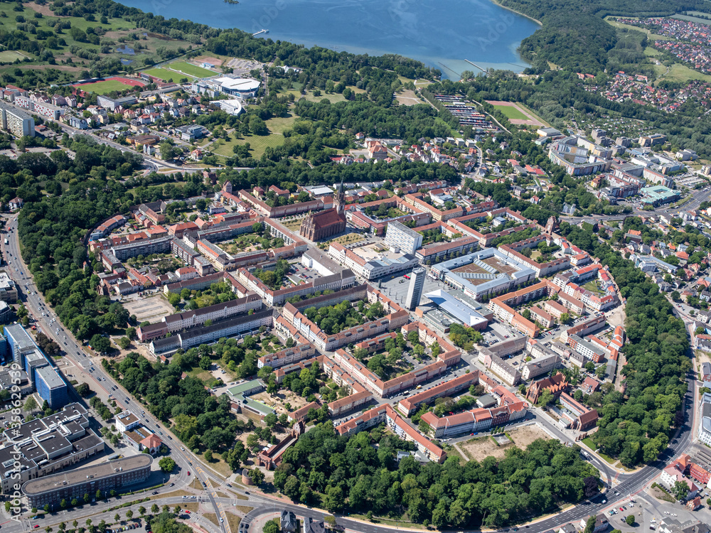 Zentrum von Neubrandenburg mit Altstadt, Konzertkirche, Stadttoren und Waldgürtel aus der Luft fotografiert