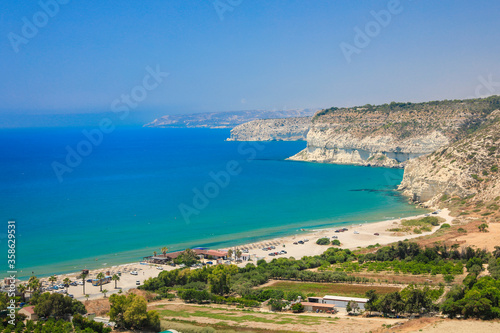 Küste mit Strand, Meer, Olivenbaum Plantagen und Klippen