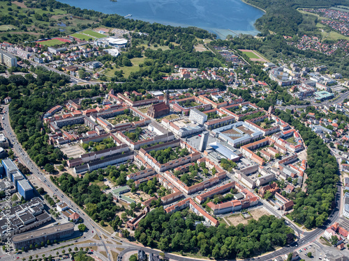 Zentrum von Neubrandenburg mit Altstadt, Konzertkirche, Stadttoren und Waldgürtel aus der Luft fotografiert