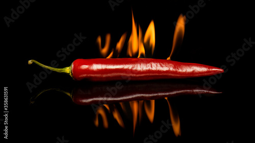 Eine Chilischote im offenen Feuer