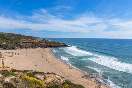 Vista da Praia da Ericeira em Portugal © moedas1