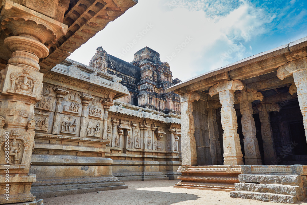 Obraz premium Vijayanagara temple in Hampi, Karnataka, India