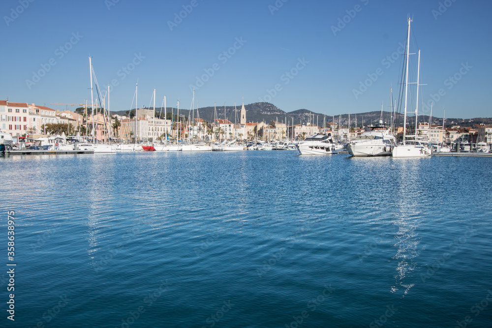 jolie vue sur le port de Bandol et ses bateaux de pêche Stock Photo ...