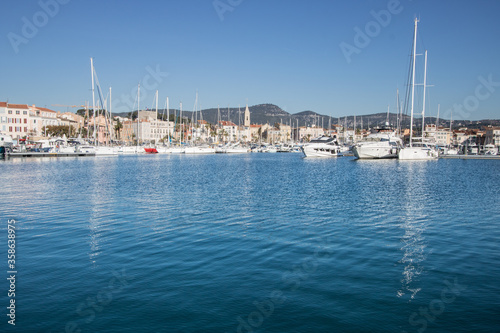 jolie vue sur le port de Bandol et ses bateaux de pêche © jef 77