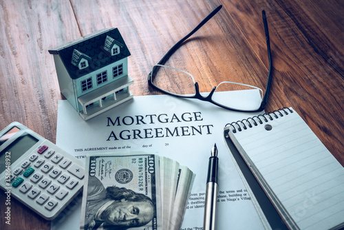 house model with mortgage agreemen