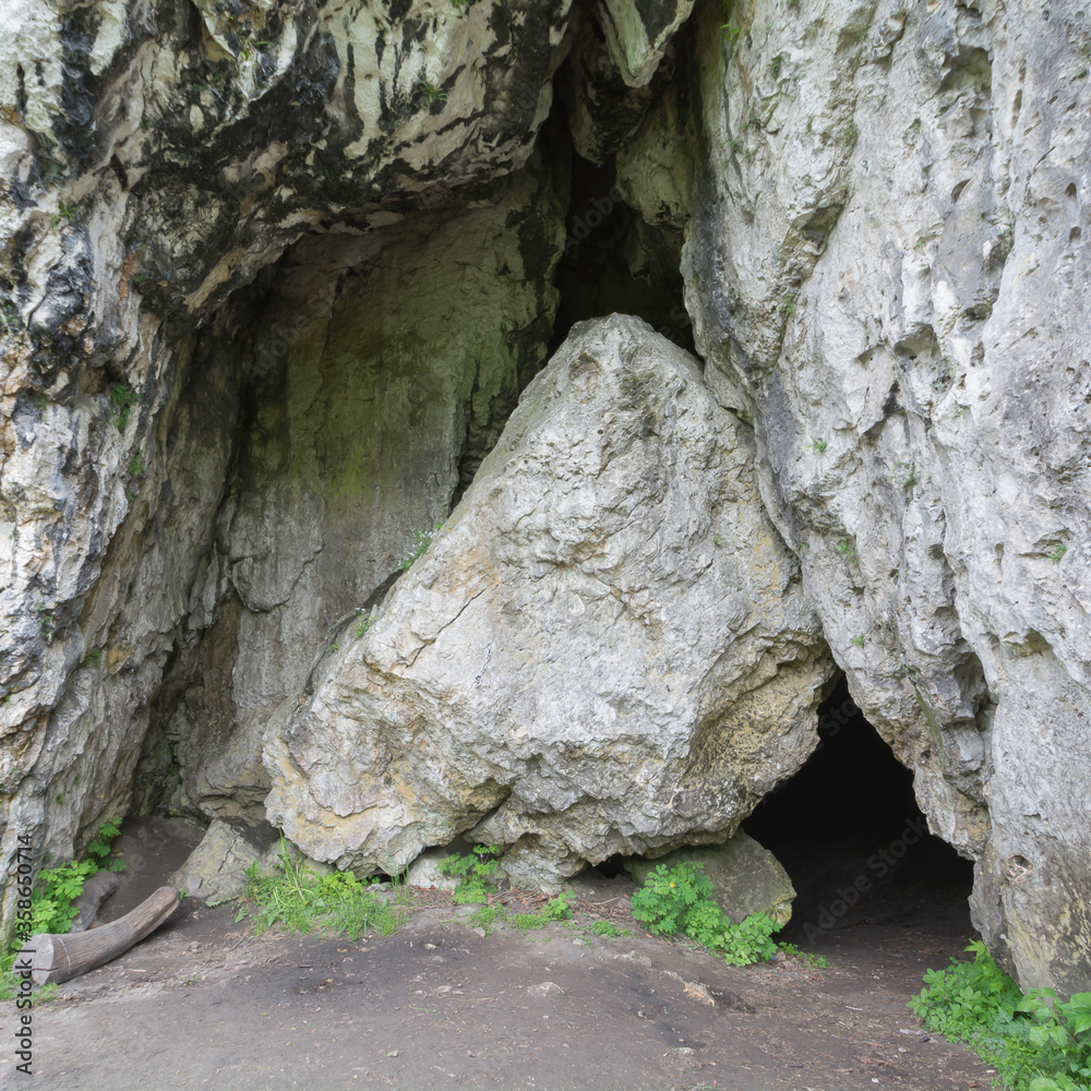 wejście do jaskini Łabajowej