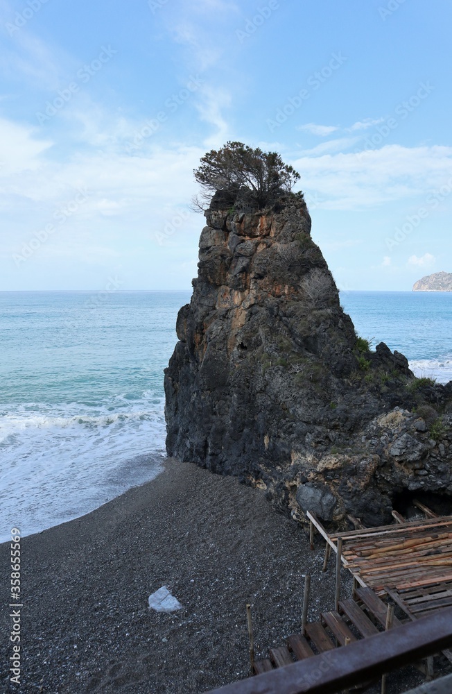 Marina di Camerota - Sperone di roccia sulla spiaggia di via Mingardo