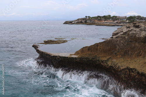 Littoral volcanique à Nusa Ceningan, Indonésie 