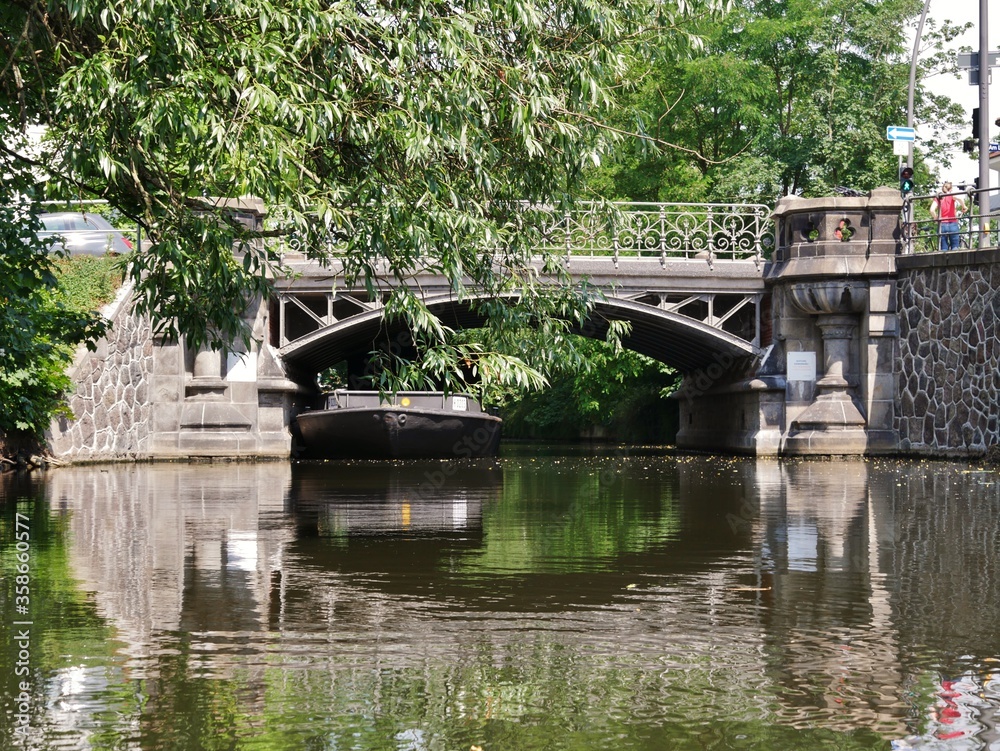 Fototapeta premium Alte Brücke über Alsterkanal