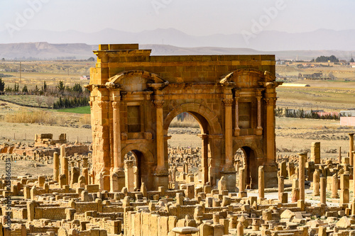 Obraz na płótnie Trajan's Arch of Timgad, a Roman-Berber city in the Aures Mountains of Algeria. (Colonia Marciana Ulpia Traiana Thamugadi). UNESCO World Heritage Site w salonie