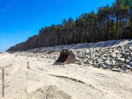 Prace budowlane na plaży.