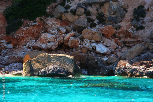 Le scogliere uniche che possono essere ammirate durante le gite in barca nello splendido mare del Golfo di Orosei in Sardegna, Italia. photo