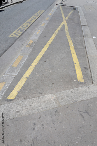 Emplacement de livraison avec marquage au sol jaune 