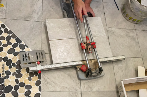 Foto Découpe de pavé en vue de pose dans salle de bain