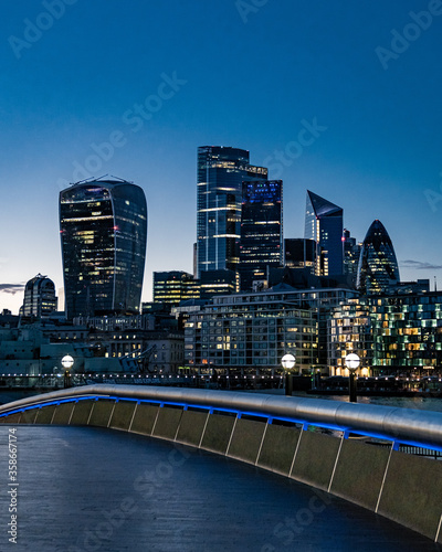 Canvas Print London city skyline at twilight