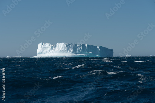 Gigantesque iceberg à la dérive, Groenland.