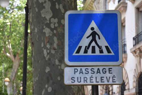 Foto Panneau de signalisation : attention passage piéton surélevé.