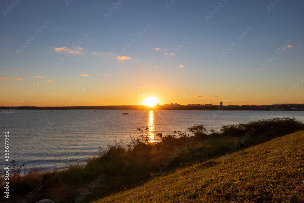 Pôr do sol visto do Lago Paranoá em Brasília, Brasil. Pôr do sol visto do Lago Paranoá em Brasília, Brasil.