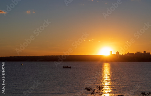 Pôr do sol visto do Lago Paranoá em Brasília, Brasil.