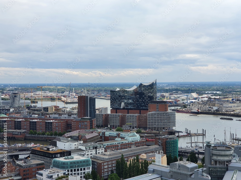 Blick über Hamburg mit dem Hafen und der Elphi bei herrlichem Wetter
