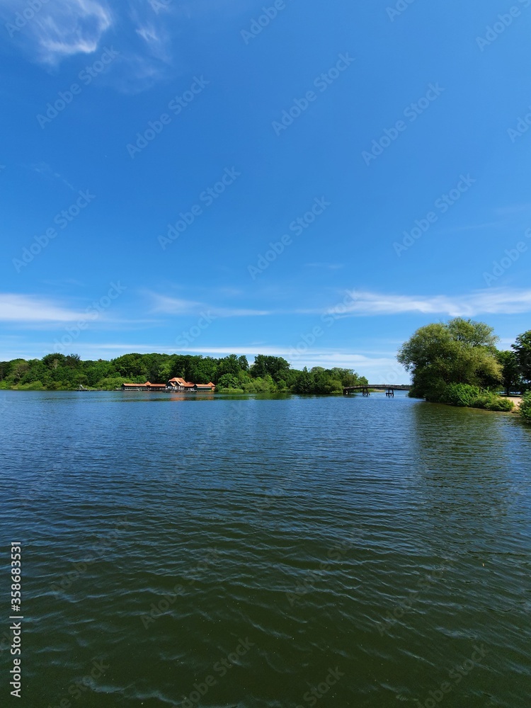 Landschaft in Schleswig - Holstein, hier am großen Eutiner See. Im Hintergrund die schöne alte Badeanstalt