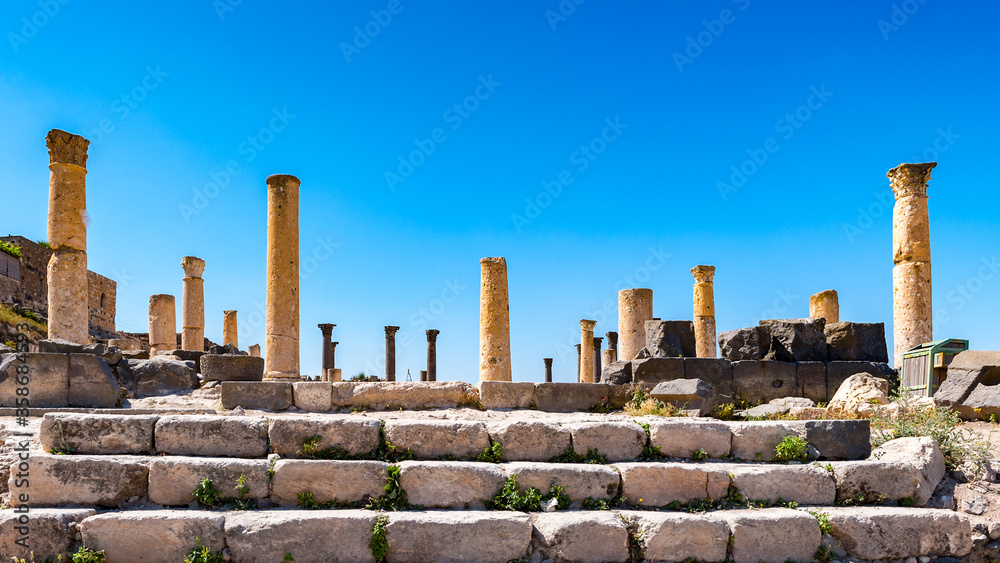 It's Roman colums of the ancient city of Gadara, modern Jordan