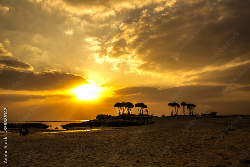 Beautiful silhouette of a tree at sunset in the Chura Sea in Okinawa_11 Beautiful silhouette of a tree at sunset in the Chura Sea in Okinawa_11